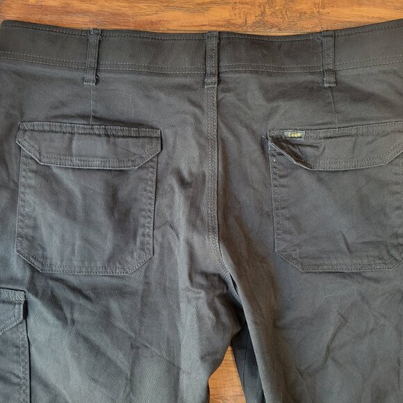LEE Performance Extreme Comfort MVP Straight Fit Black Cargo Pants sz 38x30 EUC - Picture 8 of 8